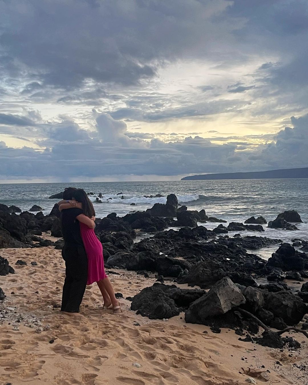 Rory Gibson and Alicia Ruelas hugging in the beach of Hawaii