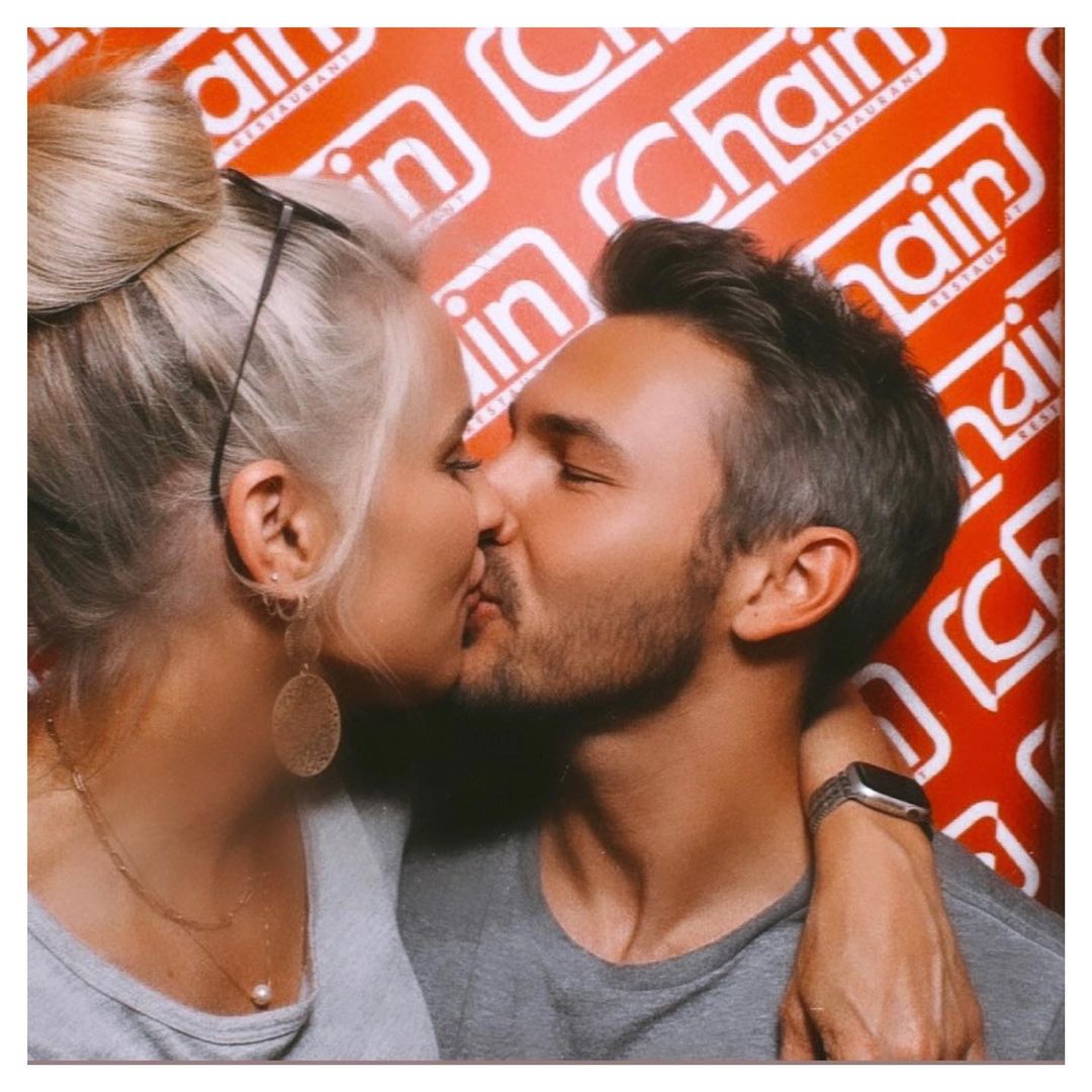 Scott Clifton kissing his girlfriend